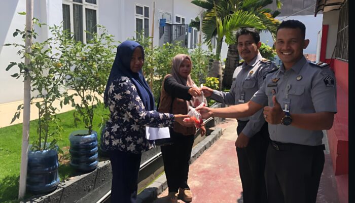 Lapas Lhokseumawe Bagikan Hasil Panen Tomat kepada Keluarga Warga Binaan