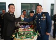 HUT TNI ke-80, Polres Lhokseumawe Beri Kejutan Kue Ulang Tahun ke Markas TNI