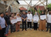 Wali Kota Lhokseumawe Didampingi Ketua Baitul Mal Serahkan Bantuan Untuk Korban Kebakaran di Banda Sakti