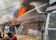 Kebakaran 77 Rumah di Kampung Jawa Lama, Polisi Turunkan Water Cannon dan Amankan Lokasi