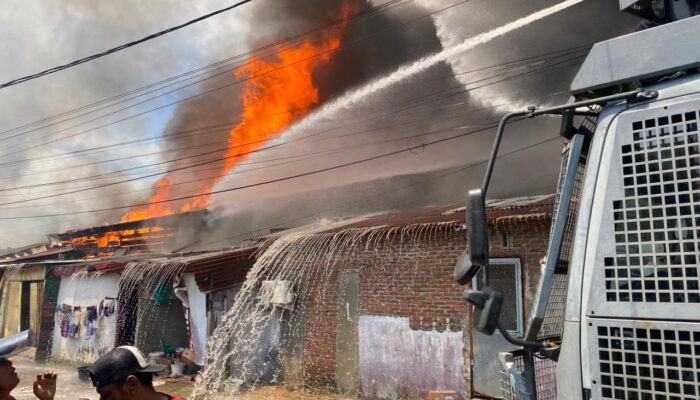 Kebakaran 77 Rumah di Kampung Jawa Lama, Polisi Turunkan Water Cannon dan Amankan Lokasi