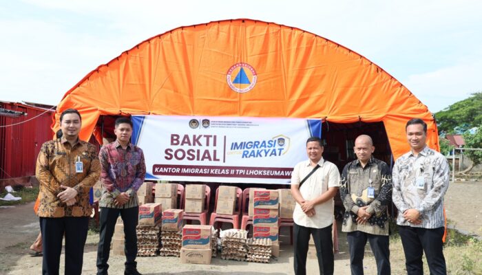 Wujud Nyata “Imigrasi untuk Rakyat”, Kepala Kantor Imigrasi Lhokseumawe Serahkan Bantuan Sembako bagi Warga Terdampak Musibah Kebakaran di Posko Pantai Jagu