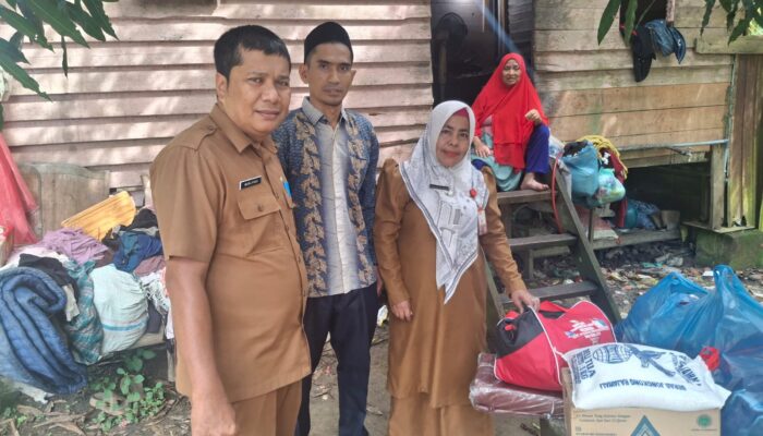 Plt Kadis Sosial Lhokseumawe Serahkan Bantuan untuk Lansia dan ODGJ di Meunasah Alue