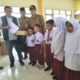 Ketua DPRK Aceh Utara Salurkan Bantuan Perlengkapan Sekolah untuk 20 SD di Kuta Makmur