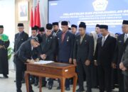 Lantik 24 Pejabat, Wali Kota Lhokseumawe Tekankan Disiplin: ASN Diminta Tak “Ngopi” Saat Jam Dinas