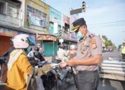 Polres Lhokseumawe Bagikan Masker dan Imbau Warga Waspadai Kabut Asap