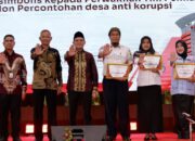 Dek Fadh Serahkan Penghargaan kepada 15 Desa Percontohan Antikorupsi di Aceh