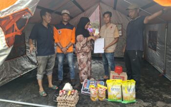 BPBD Lhokseumawe Salurkan Bantuan kepada Warga Terdampak Kebakaran di Muara Dua